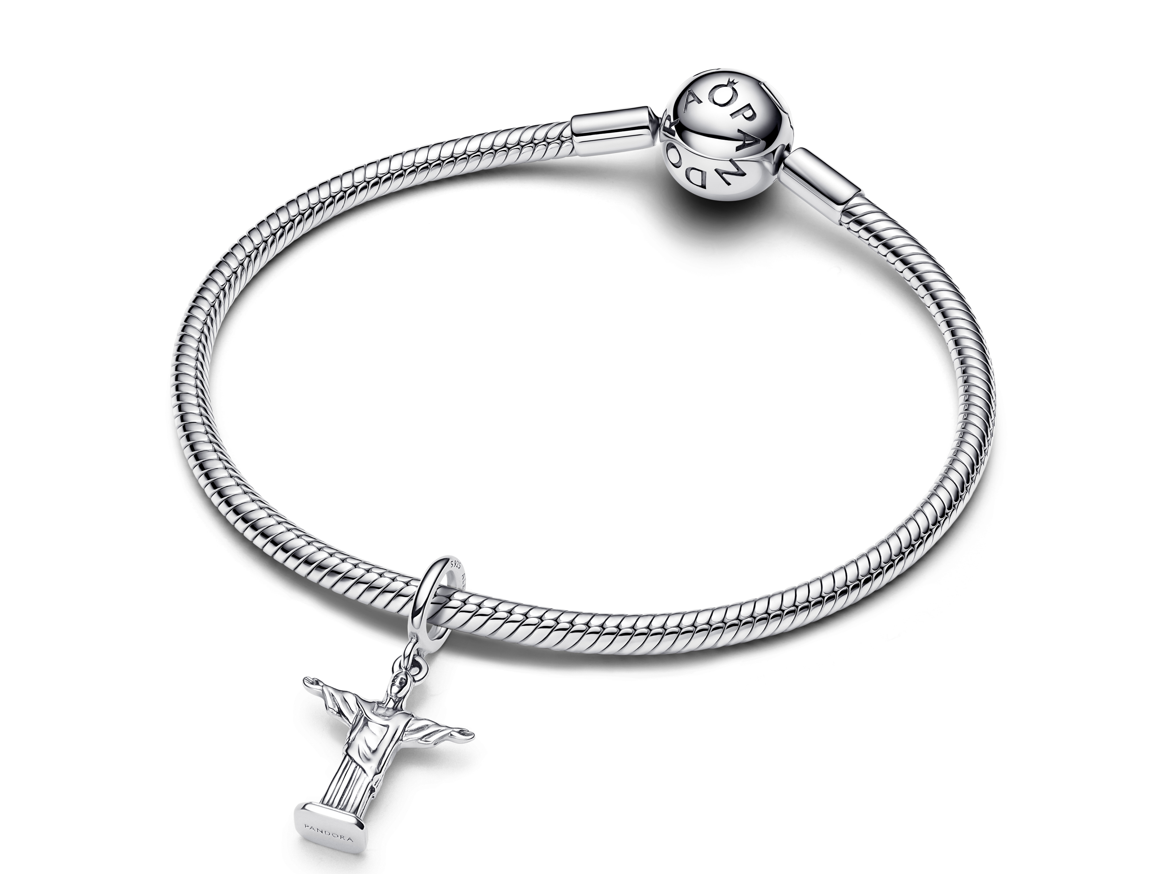 Christus der Erlöser Charm aus Sterling Silber von Pandora, an einem eleganten Armband befestigt, zeigt die Statue mit ausgestreckten Armen, perfekt für einen besonderen Anlass oder als Geschenk.