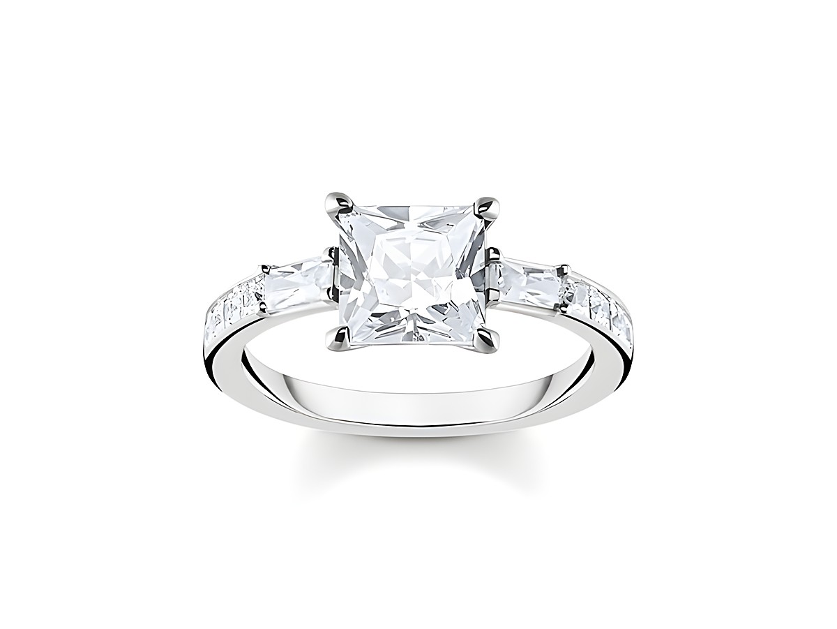 Ein eleganter Thomas Sabo Ring aus Sterling Silber mit einem großen, quadratischen Zirkonia in der Mitte und zwei kleineren Zirkonias an den Seiten, Größe 52.