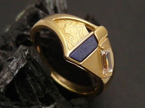 Goldring kunstvoll aus Gold 585 mit Lapislazuli und Zirkonia in Größe 57, Hersteller Juwelier Harnisch, bis Größe 58/18,5, stilvolles und elegantes Schmuckstück.