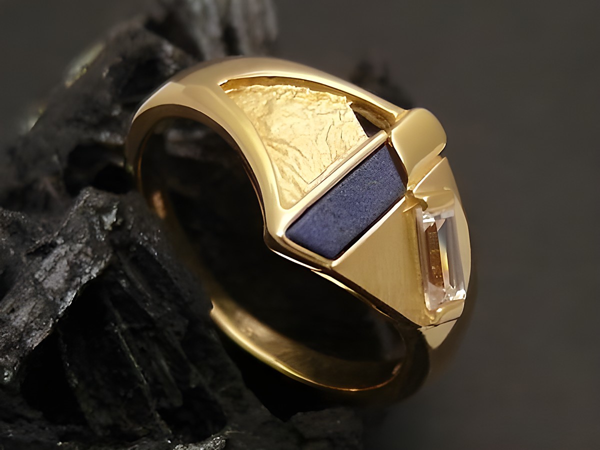 Goldring kunstvoll aus Gold 585 mit Lapislazuli und Zirkonia in Größe 57, Hersteller Juwelier Harnisch, bis Größe 58/18,5, stilvolles und elegantes Schmuckstück.