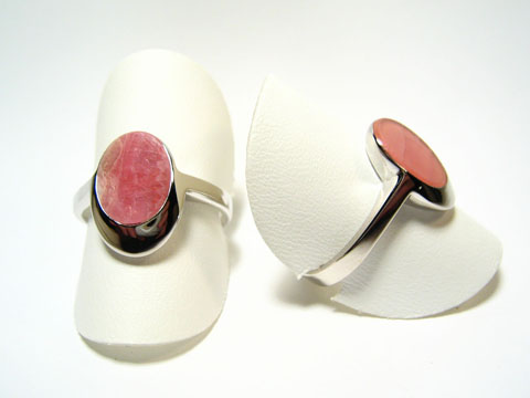 Silber Ring rhodiniert mit Rhodochrosit in rosa, Hersteller Juwelier Harnisch, verstellbare Ringe auf Schmuckständern präsentiert.