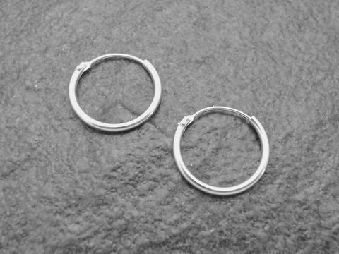 Silber Creolen 1,5 cm aus rhodiniertem Sterling Silber mit einer Dicke von 1,3 mm, Hersteller Juwelier Harnisch, geeignet für eine elegante Ohrschmuckoption bis 15 mm.