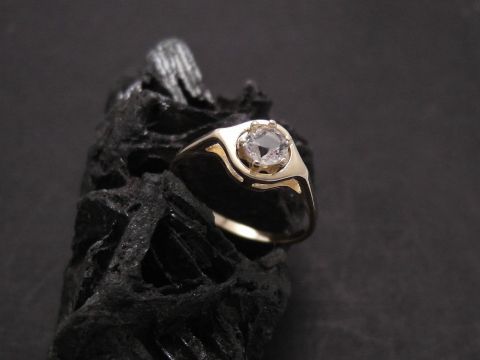 Gold Ring eindrucksvoll aus Gold 333 mit Bergkristall in Größe 56, Hersteller Juwelier Harnisch, bis Größe 56/18, elegant und glänzend auf schwarzem Hintergrund präsentiert.