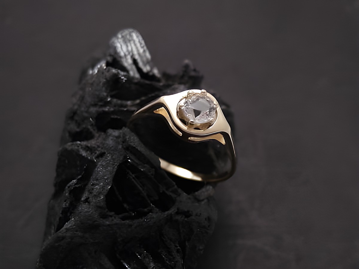 Gold Ring eindrucksvoll aus Gold 333 mit Bergkristall in Größe 56, Hersteller Juwelier Harnisch, bis Größe 56/18, elegant und glänzend auf schwarzem Hintergrund präsentiert.