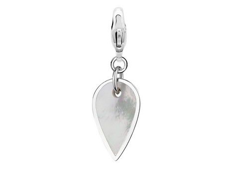 Perlmutt Ti Sento Silber Charm in Tropfenform mit einem glänzenden, weißen MOP-Einsatz und einer silbernen Schlaufe zum Befestigen an Armbändern oder Ketten. Ideal für eleganten Schmuck.