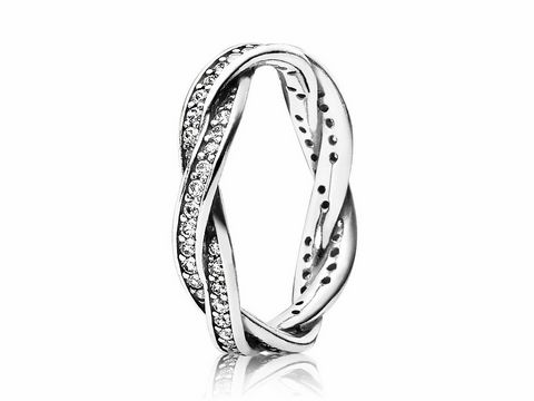 Verflochtener Silberring mit Zirkonia von Pandora in Größe 58, elegant mit funkelnden Steinen und geschwungenem Design, ideal als modisches Accessoire.