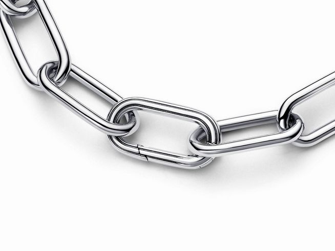 Ein silberner Kettenlink von Pandora ME 793033C00 ist abgebildet, der rechteckig gestaltet ist und aus hochwertigem Sterling Silber besteht. Der Link zeigt die charakteristische glänzende Oberfläche.