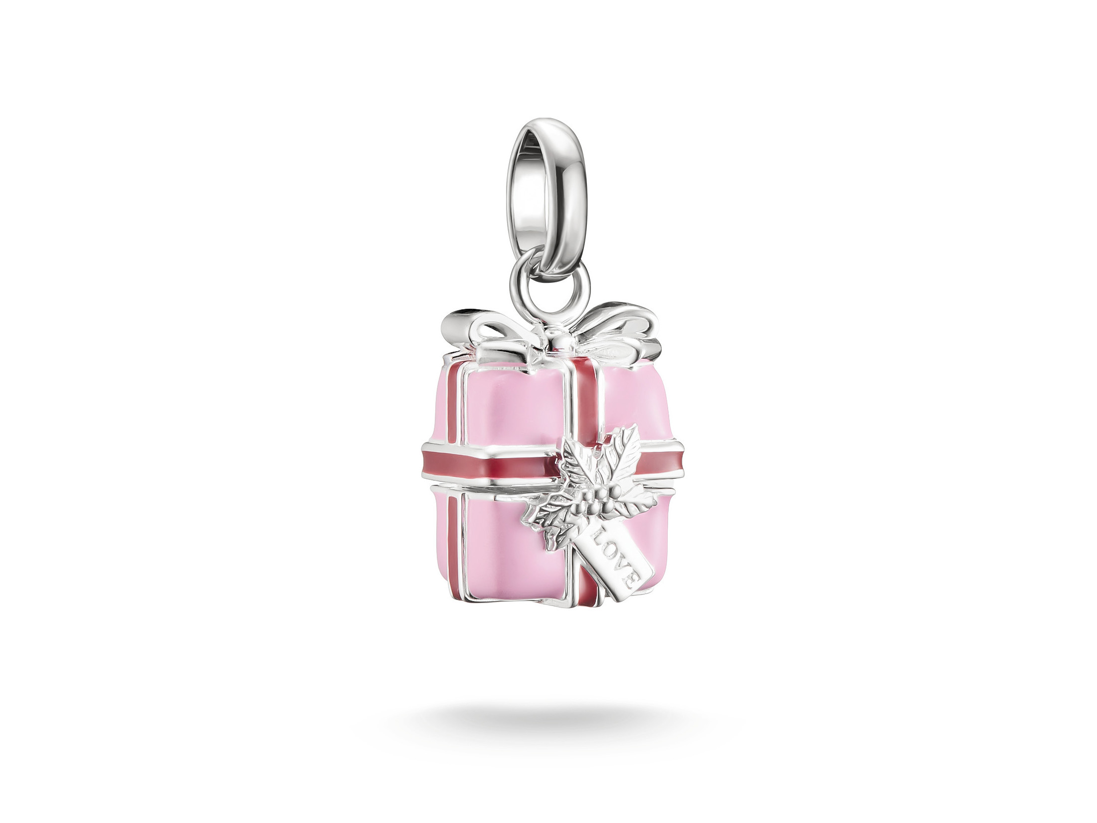 Charm-Anhänger in Form eines rosa Geschenks mit silbernem Band und einer kleinen Anhängerplatte mit der Aufschrift Love, ideal als Geschenk oder zur Ergänzung von Schmuckkollektionen.