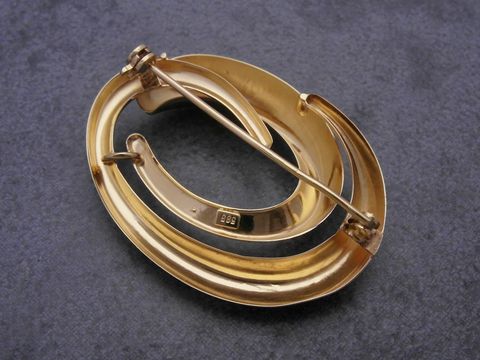 Gold Brosche modisch Gold 585 Anstecknadel Hersteller Juwelier Harnisch Broschen elegante Form mit geschwungenem Design und Glanz, ideal als Schmuckstück für besondere Anlässe.