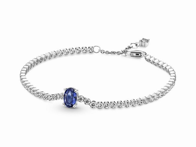 Glitzerndes Pavé-Tennisarmband von Pandora aus Sterling Silber mit bunten Kristallen, im eleganten Design, mit einem zentralen blauen Stein, Länge 16 cm.
