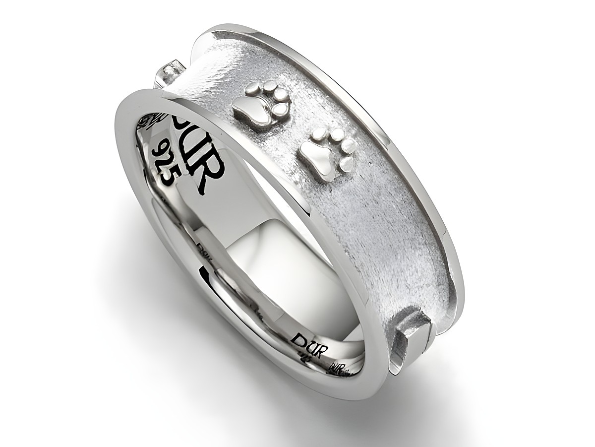 Sterling Silber Ring Lucky Dog 2.0 von DUR in Größe 52 mit zwei Pfotenabdrücken auf der matten Oberfläche, ideal für Tierliebhaber und Schmuckliebhaber.