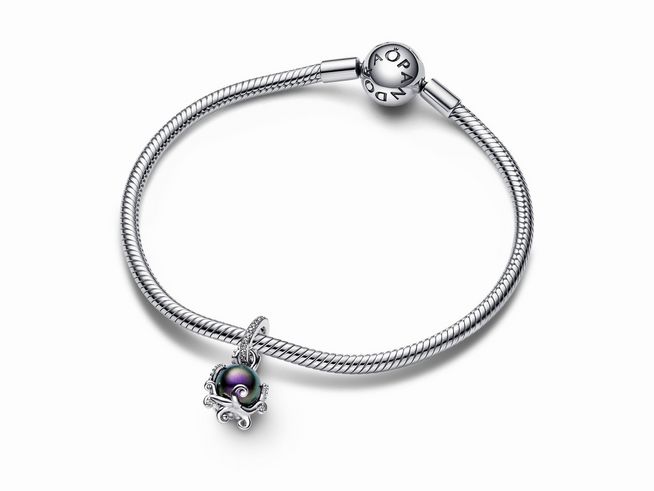 Charm-Anhänger von Pandora, inspiriert von Arielle die Meerjungfrau, zeigt Ursula mit einer schimmernden Perle in silbernem Design, perfekt für Armbänder von Disney-Fans.