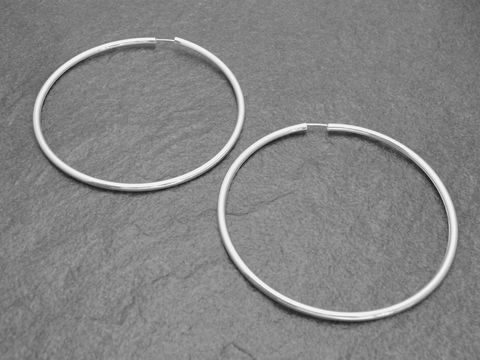 Silber Creolen 8 cm aus Sterling Silber mit einem Durchmesser von über 45 mm und einer Breite von 3 mm, ideal als modisches Accessoire. Hersteller: Juwelier Harnisch.