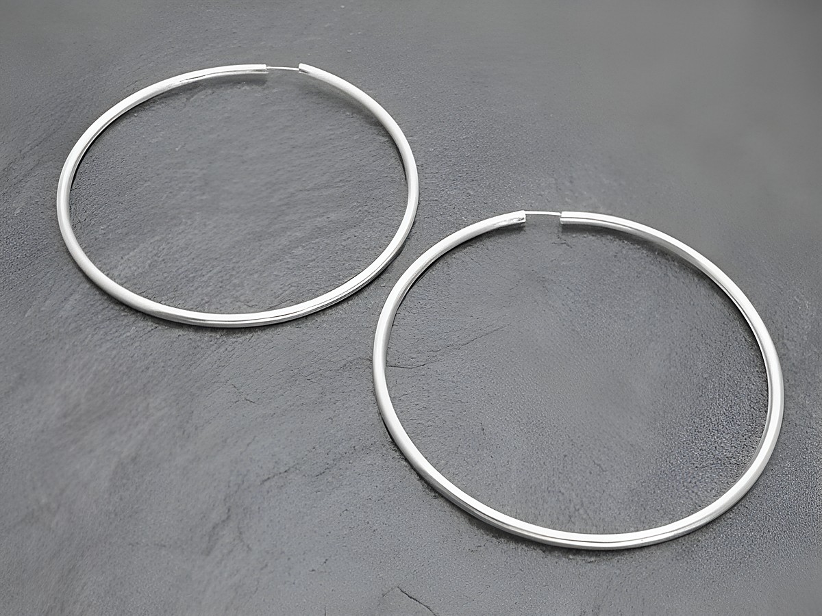 Silber Creolen 8 cm aus Sterling Silber mit einem Durchmesser von über 45 mm und einer Breite von 3 mm, ideal als modisches Accessoire. Hersteller: Juwelier Harnisch.