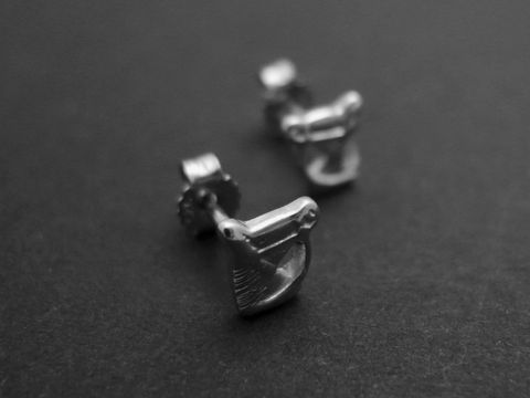 Ohrringe in Form von Pferdeköpfen aus rhodiniertem Sterling Silber, schnucklig und kindgerecht, hergestellt von Juwelier Harnisch, ideal für Kinder.