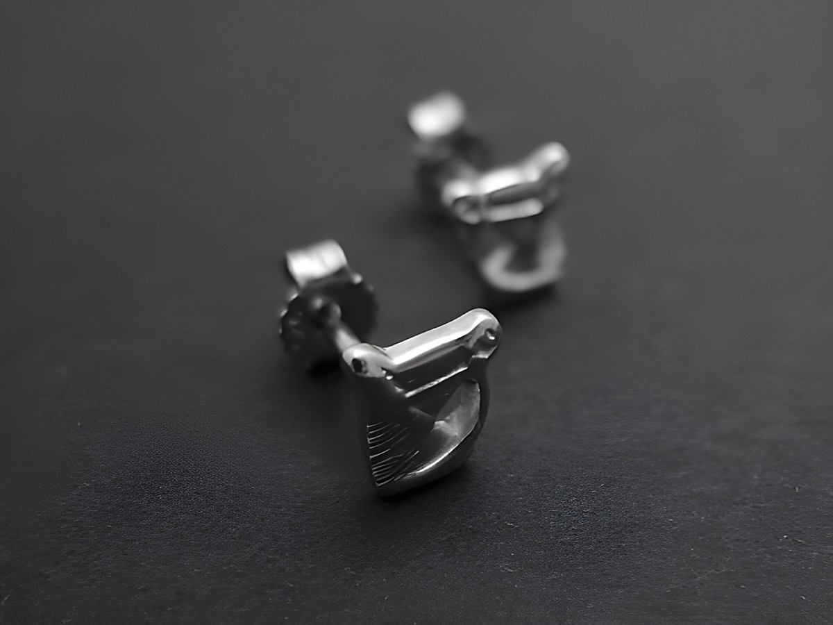 Ohrringe in Form von Pferdeköpfen aus rhodiniertem Sterling Silber, schnucklig und kindgerecht, hergestellt von Juwelier Harnisch, ideal für Kinder.