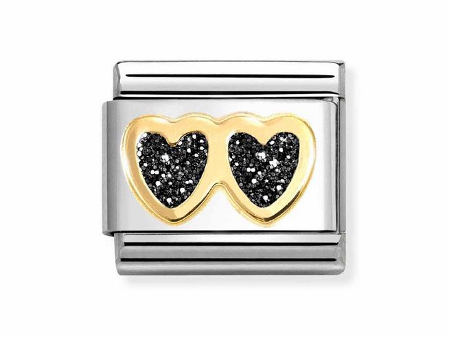 Doppeltes Herzmotivaus schwarzem Emaille mit gelbgoldenen Rändern auf einem Edelstahlarmbandglied von Nomination 030220 14 Classic. Elegantes und romantisches Design für jeden Anlass.