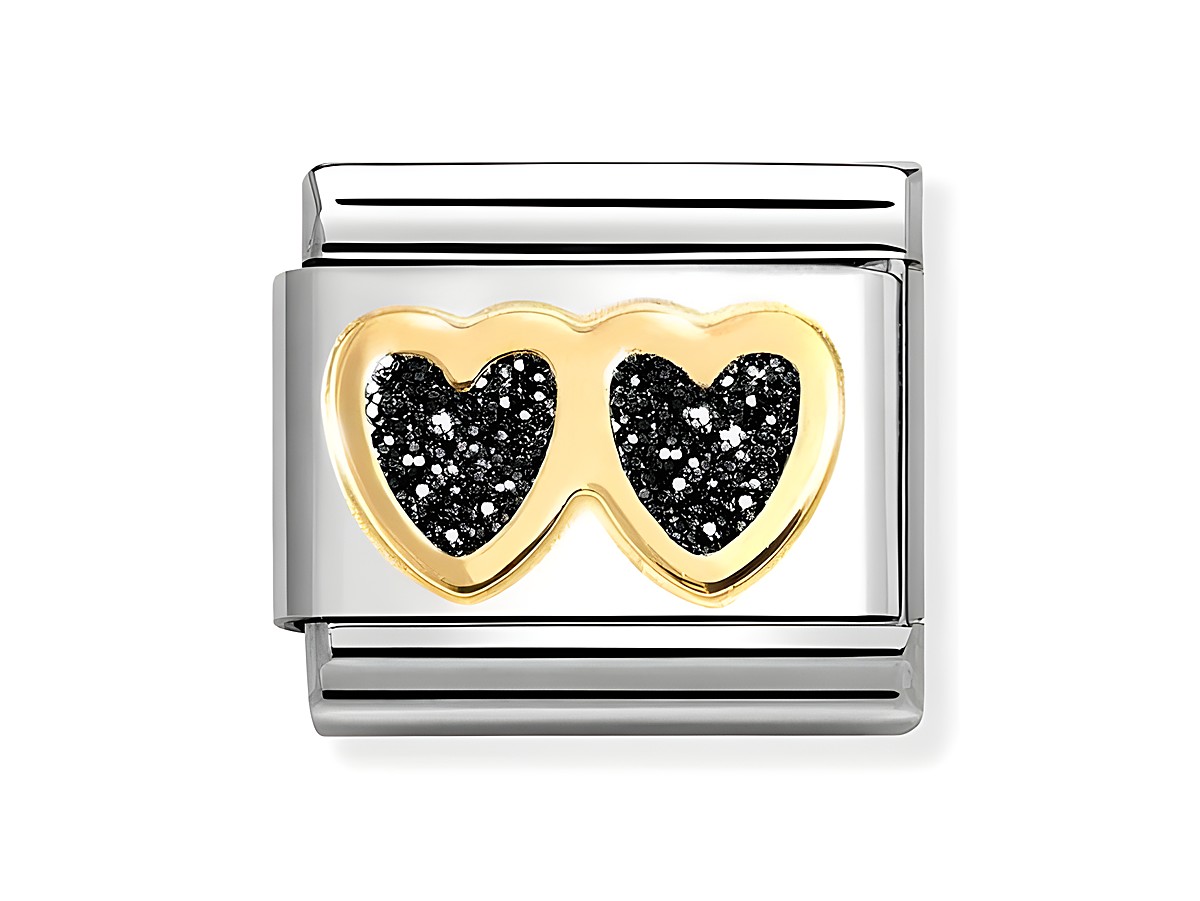 Doppeltes Herzmotivaus schwarzem Emaille mit gelbgoldenen Rändern auf einem Edelstahlarmbandglied von Nomination 030220 14 Classic. Elegantes und romantisches Design für jeden Anlass.