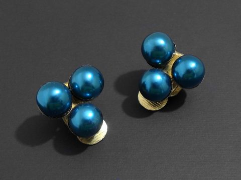 Modeschmuck Ohrclip elegant in grün mit Zuchtperlenimitation, Hersteller Juwelier Harnisch, stilvolles Design mit glänzenden Perlen auf goldfarbenem Untergrund.