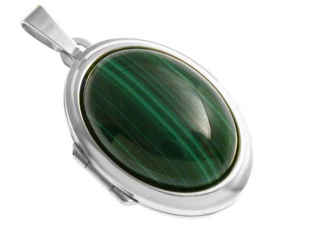 Malachit Cabochon in einem eleganten Weißgold 585 Medaillon, Hersteller Juwelier Harnisch, präsentiert eine glänzende grüne Steinoptik in ovaler Form, ideal als Schmuckstück.