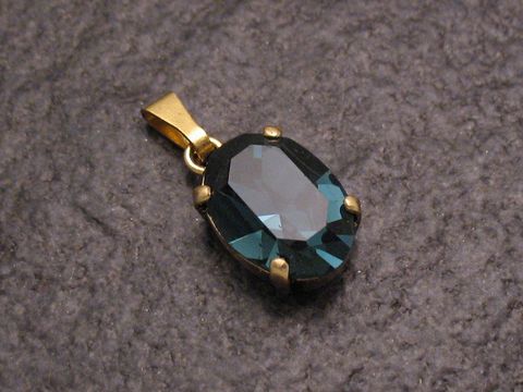 Blauer Strass Anhänger im sexy City Look in ovaler Form, hergestellt von Juwelier Harnisch. Der Anhänger strahlt Eleganz aus und eignet sich perfekt für modische Akzente.