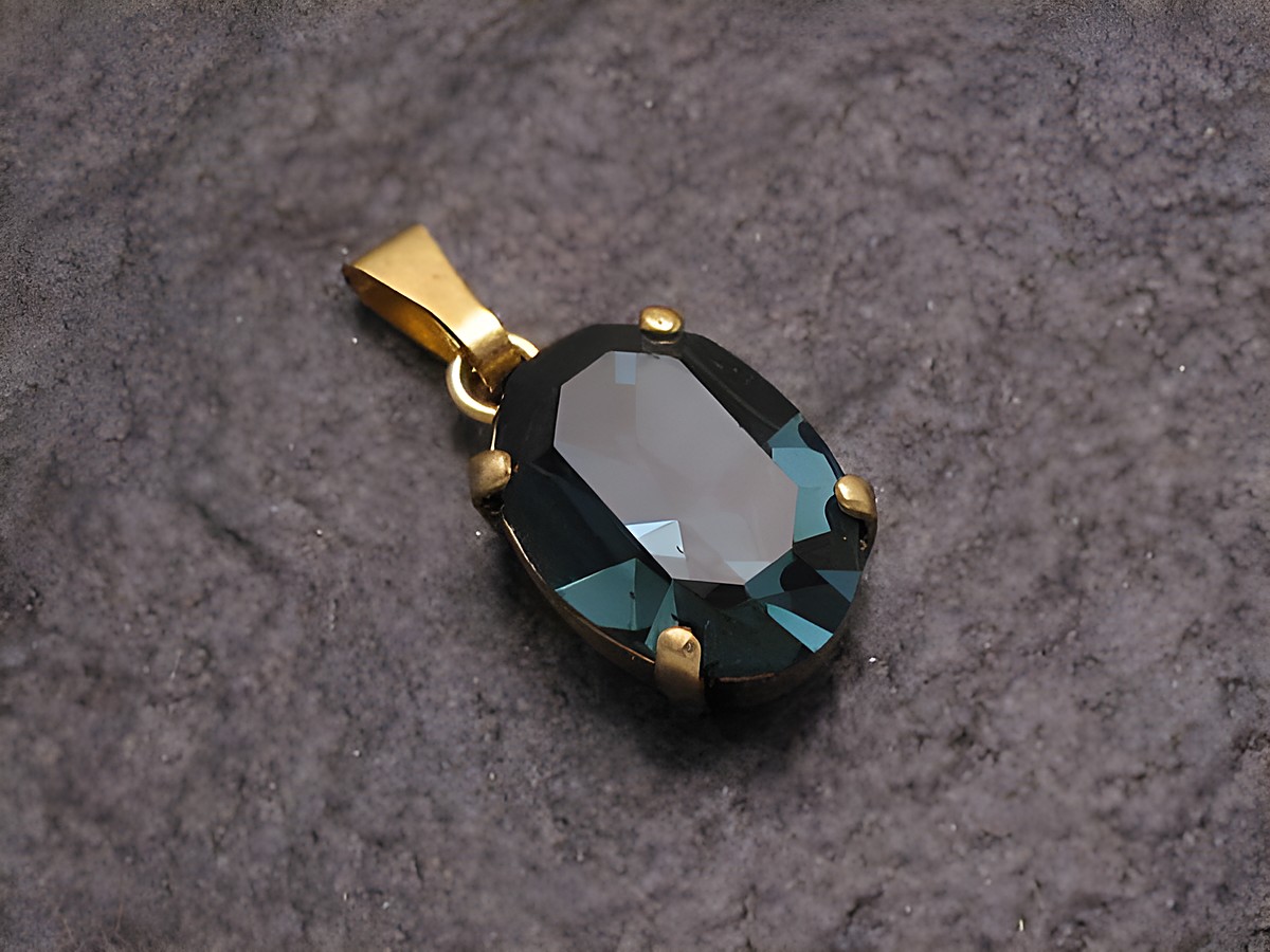 Blauer Strass Anhänger im sexy City Look in ovaler Form, hergestellt von Juwelier Harnisch. Der Anhänger strahlt Eleganz aus und eignet sich perfekt für modische Akzente.