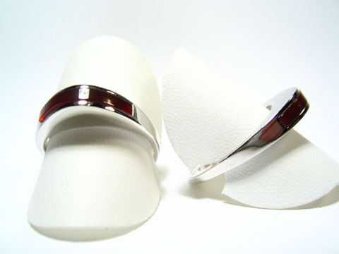 Silber Ring rhodiniert mit echtem Karneol in rot braun, Hersteller Juwelier Harnisch, Ringe verstellbar, elegant auf pulverweißen Ständern präsentiert.