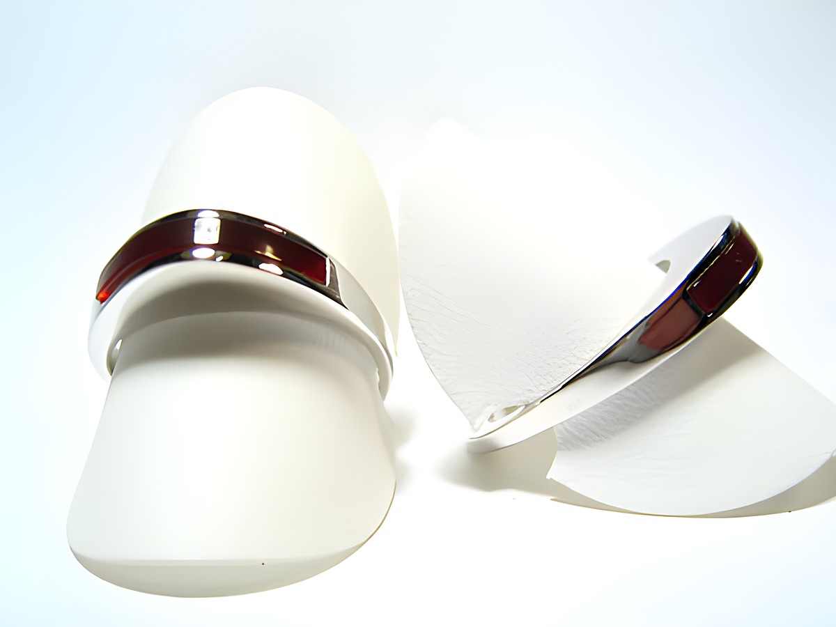 Silber Ring rhodiniert mit echtem Karneol in rot braun, Hersteller Juwelier Harnisch, Ringe verstellbar, elegant auf pulverweißen Ständern präsentiert.