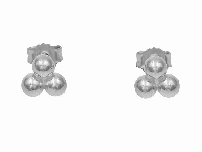 Ohrstecker in Kugelform aus poliertem rhodiniertem Sterling Silber ohne Stein, Hersteller Juwelier Harnisch, zeitloses Design für jeden Anlass.