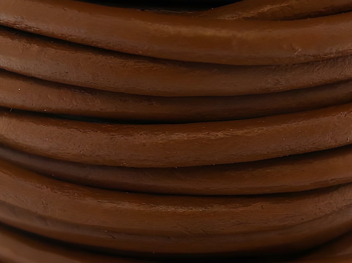 Lederband in hellbraun, 95 cm lang und 3 mm dick, ausgestattet mit Edelstahl Bajonett, bietet eine elegante und hochwertige Optik für Schmuckkreationen.