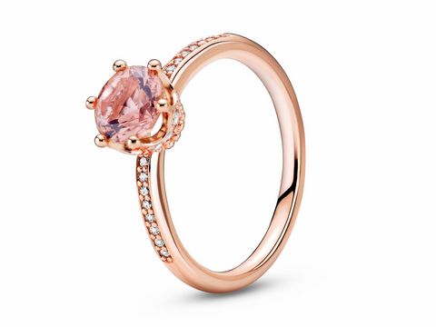 Silberner Pandora-Ring in Roségold mit rosa funkelnder Krone, Größe 56. Der Ring hat einen großen, ovalen rosafarbenen Stein und ist verziert mit kleinen, klaren Steinen.