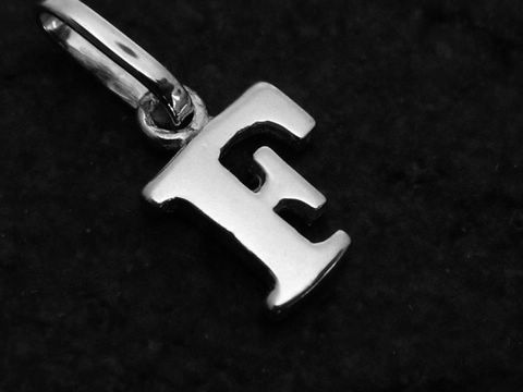 Buchstabenanhänger F aus Weißgold 585, Hersteller Juwelier Harnisch, elegantes Design, ideal als persönliche Geschenkidee oder zum Schmuckset passend, glänzende Oberfläche.