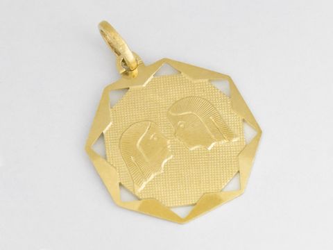 Gold Anhänger für das Sternzeichen Zwillinge in achteckiger Form, hergestellt von Juwelier Harnisch, Gold 333, zeigt zwei stilisierte Gesichter.