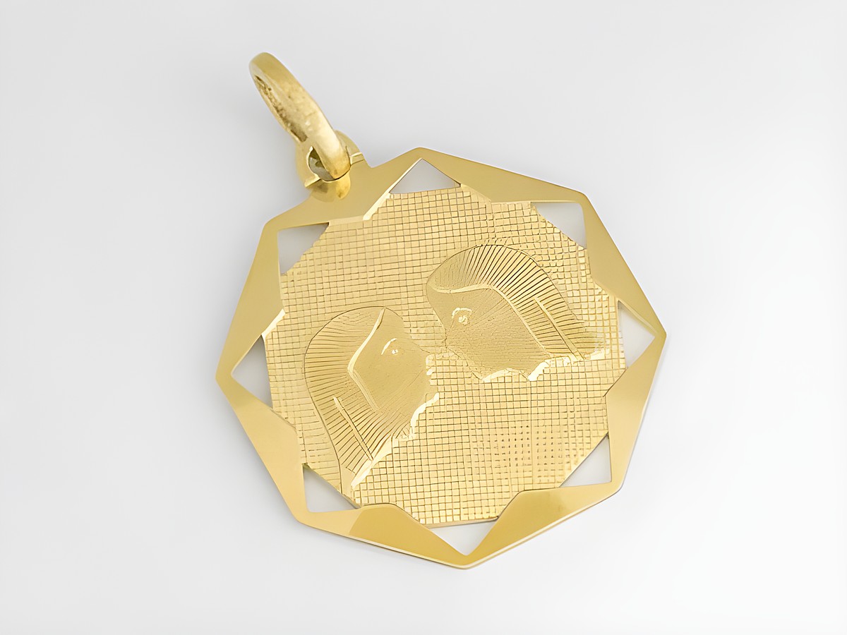 Gold Anhänger für das Sternzeichen Zwillinge in achteckiger Form, hergestellt von Juwelier Harnisch, Gold 333, zeigt zwei stilisierte Gesichter.