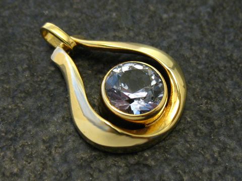 Designer Goldanhänger 585 mit synthetischem Aquamarin, Durchmesser 18 mm, stilvolles, geschwungenes Design, Hersteller Juwelier Harnisch, hochwertige Verarbeitung.