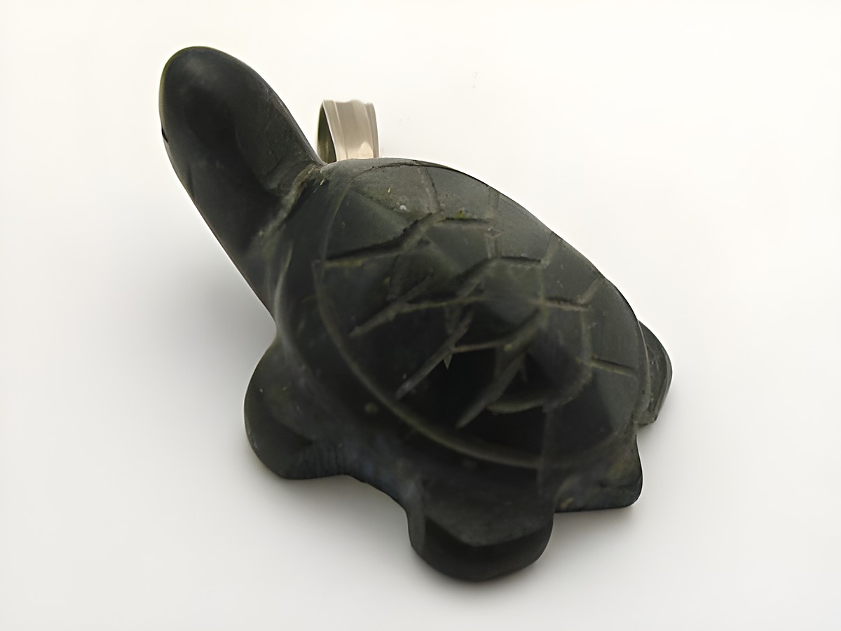 Schildkröte Onyx Anhänger silberfarben, Hersteller Juwelier Harnisch, Anhänger mit Edelsteinen, detaillierte Gravur, elegant und dekorativ, ideal für Schmuckliebhaber.