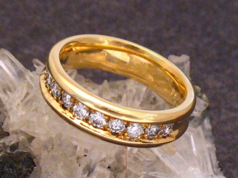 Gold 750 Ring zeitlos mit Brillanten in Größe 55 von Juwelier Harnisch bis Größe 56/18, eleganter Goldring mit funkelnden Steinen auf klarer Oberflächenstruktur.