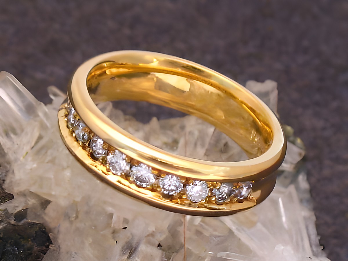 Gold 750 Ring zeitlos mit Brillanten in Größe 55 von Juwelier Harnisch bis Größe 56/18, eleganter Goldring mit funkelnden Steinen auf klarer Oberflächenstruktur.