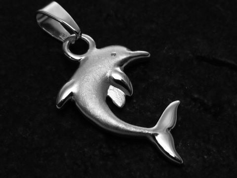 Delfin Sterling Silber Anhänger teilmattiert von Juwelier Harnisch, hochwertiger Schmuck mit tierischem Motiv, perfekt für Tierliebhaber und als modisches Accessoire geeignet.
