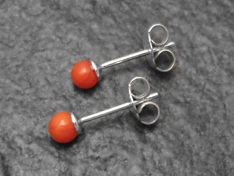 Silber Ohrringe aus Echt Silber mit einem 4mm echten Stein aus Koralle, elegantes Design von Juwelier Harnisch, ideal für jeden Anlass.