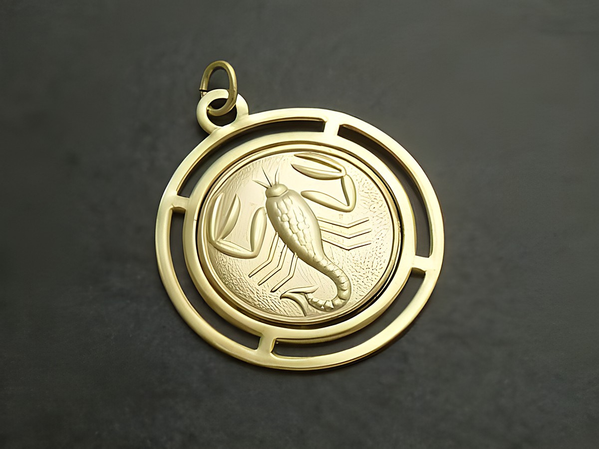 Goldfarbene, runde 3D-Platte mit dem Sternzeichen Skorpion, detaillierte Darstellung des Skorpions im inneren Kreis, elegant gestaltet, Hersteller Juwelier Harnisch.