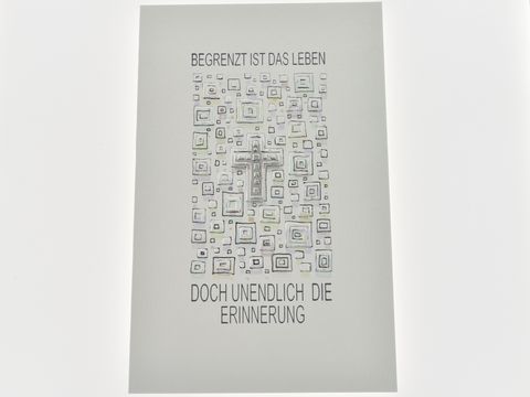 Trauerkarte mit strukturiertem Hintergrund und einem Kreuz, das die zentrale Botschaft „Begrenzt ist das Leben, doch unendlich die Erinnerung“ umrahmt. Hersteller: Juwelier Harnisch.