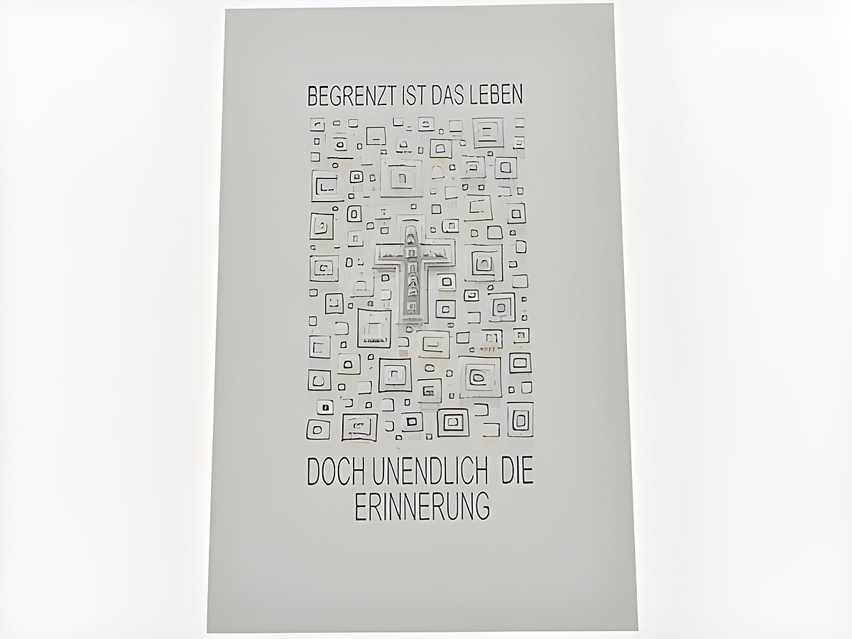 Trauerkarte mit strukturiertem Hintergrund und einem Kreuz, das die zentrale Botschaft „Begrenzt ist das Leben, doch unendlich die Erinnerung“ umrahmt. Hersteller: Juwelier Harnisch.