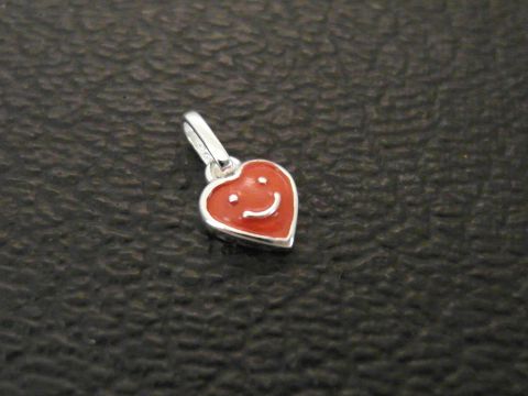 Silber Anhänger Herz süß poliert Emaille rot Hersteller Juwelier Harnisch für Kinder. Der Anhänger zeigt ein rotes Herz mit einem freundlichen Gesichtsausdruck.