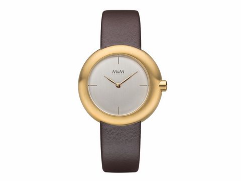 200064-0 M&M DAMENUHR M11936-512 BIG CROWN mit einem eleganten runden Gehäuse in gold und einem dunkelbraunen Lederband, ausgestattet mit einem schlichten Zifferblatt und feinen Zeigern.
