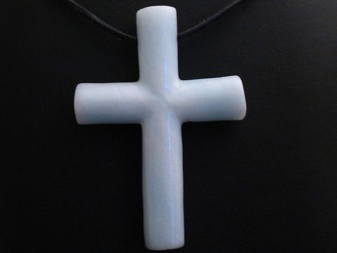 69401-0 Steinkreuz ACHAT in Hellblau, gefertigt von Juwelier Harnisch, mit Lederkette, eleganter Anhänger mit Edelsteinen, ideal für stilvolle Outfits und besonderen Anlässe.