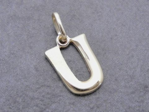 U-Buchstaben Anhänger teilmattiert in Gold 333, hergestellt von Juwelier Harnisch, stilvolles Schmuckstück für persönliche Gestaltung.