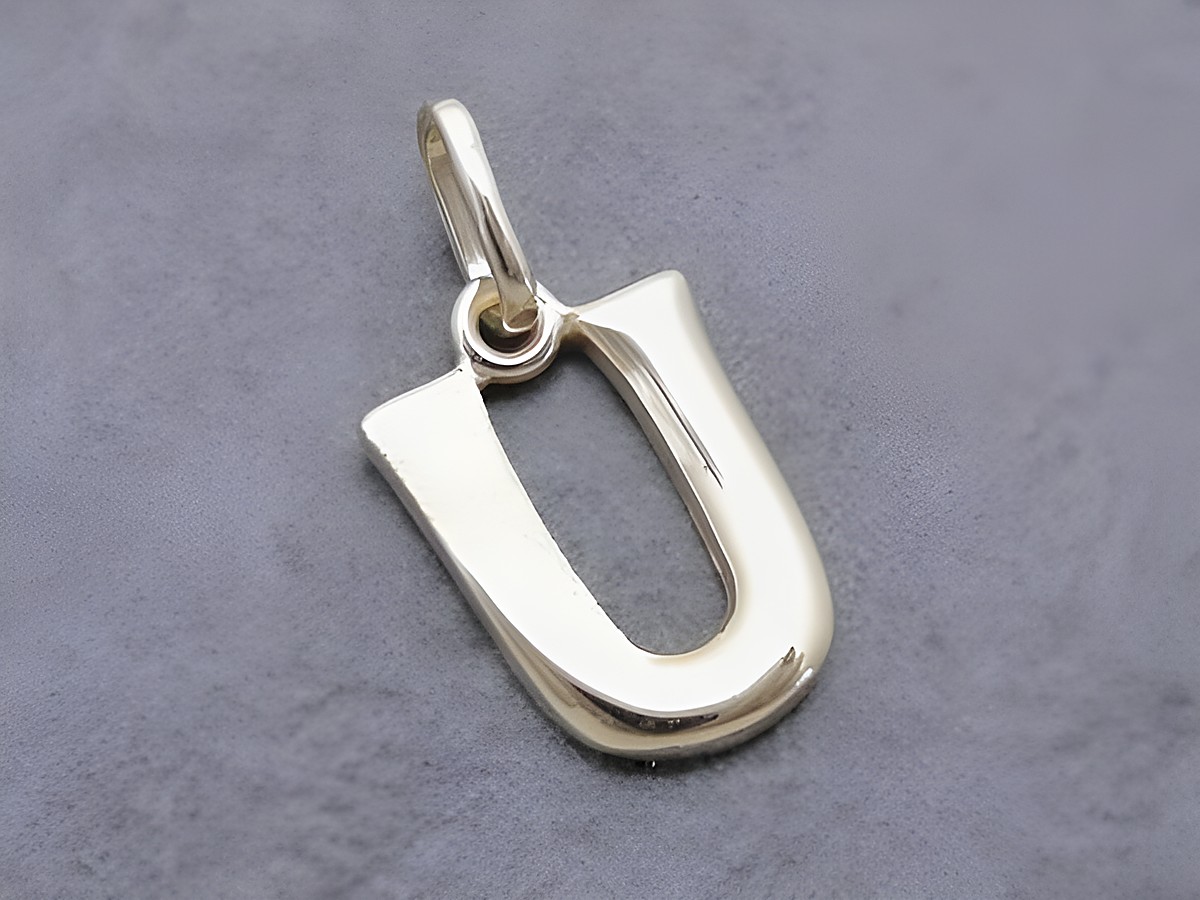 U-Buchstaben Anhänger teilmattiert in Gold 333, hergestellt von Juwelier Harnisch, stilvolles Schmuckstück für persönliche Gestaltung.