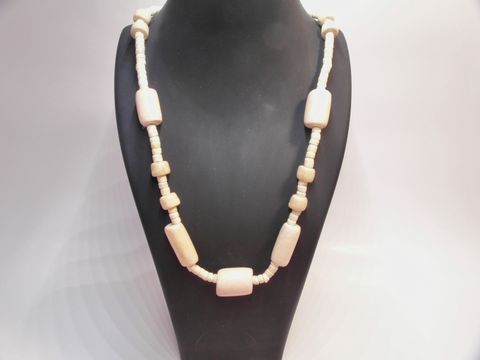 Holzkette mit Zylinderformen in naturbraun, Durchmesser 23 mm, Länge 60 cm, aus Holz gefertigt, Hersteller Juwelier Harnisch, idealer Schmuck für natürliche Akzente.