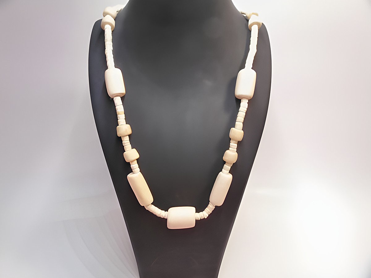 Holzkette mit Zylinderformen in naturbraun, Durchmesser 23 mm, Länge 60 cm, aus Holz gefertigt, Hersteller Juwelier Harnisch, idealer Schmuck für natürliche Akzente.